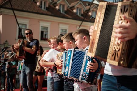 S soncem obsijan drugi festivalski dan 50. Dnevov narodnih noš in oblačilne dediščine v Kamniku (111)